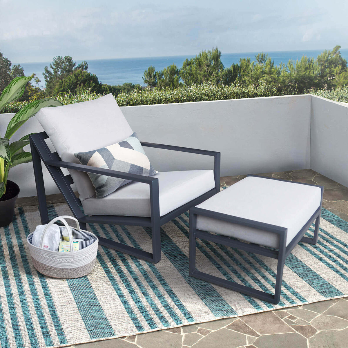 An application scenario or product detail of aluminum outdoor chaise lounge chairs - Image 6