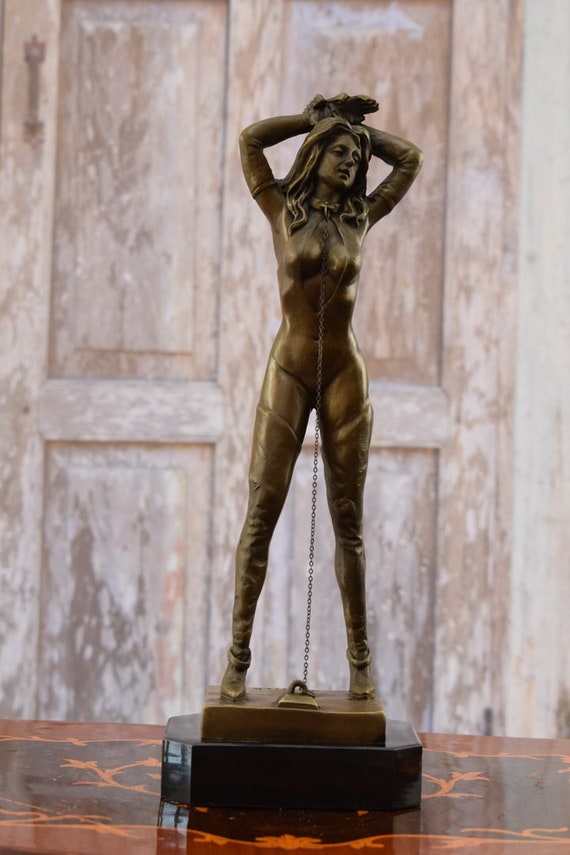 Featured image for the bronze sculpture of a woman guide