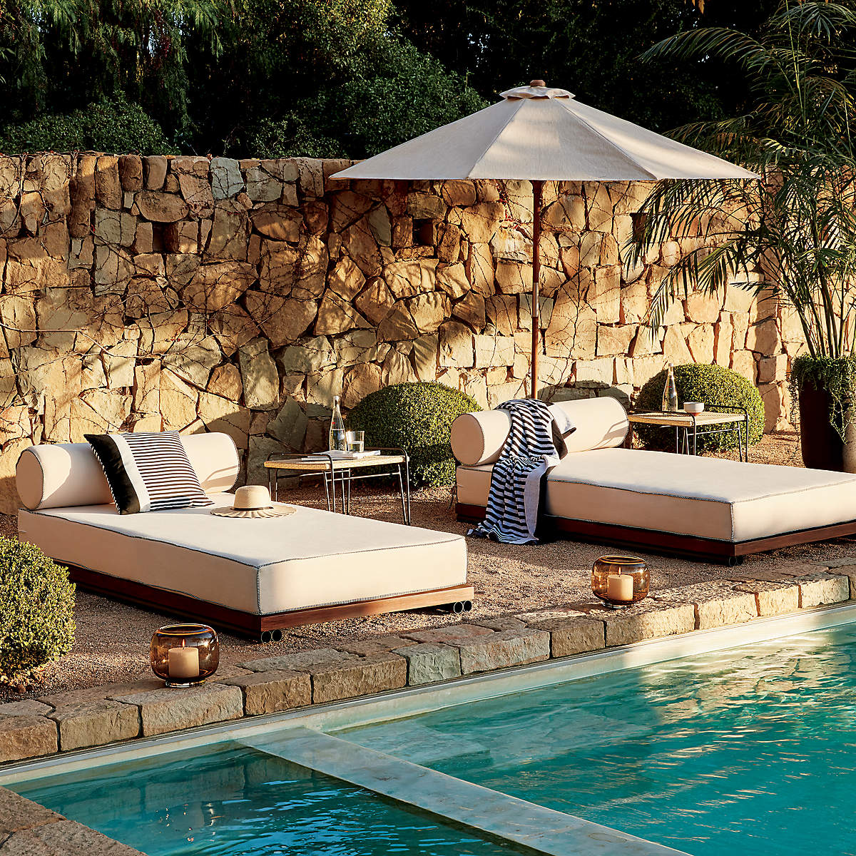 An application scenario or product detail of chaise lounge outdoor furniture - Image 1