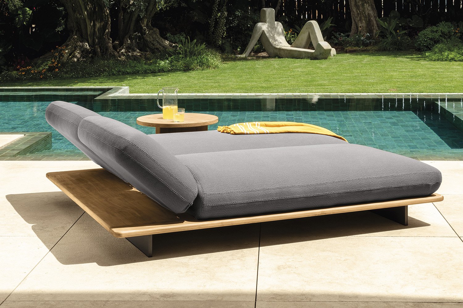An application scenario or product detail of double chaise outdoor lounge chair - Image 7