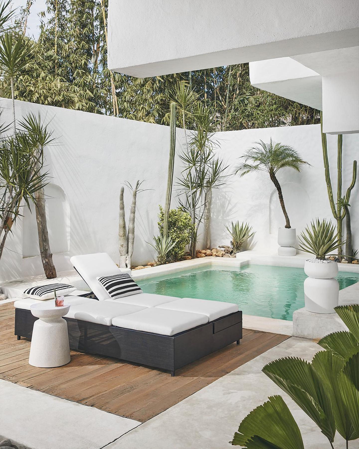 An application scenario or product detail of double chaise outdoor lounge chair - Image 12