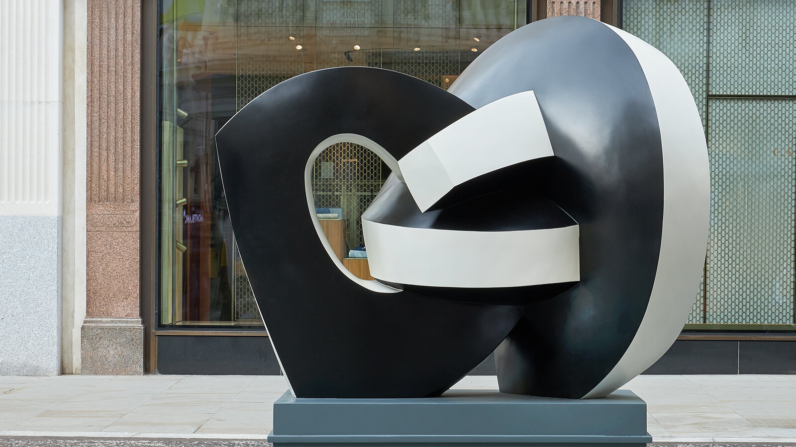 An application scenario or product detail of famous abstract sculptures - Image 4