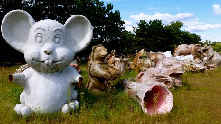 An application scenario or product detail of fiberglass sculptures - Image 12