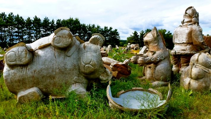 An application scenario or product detail of fiberglass sculptures - Image 11