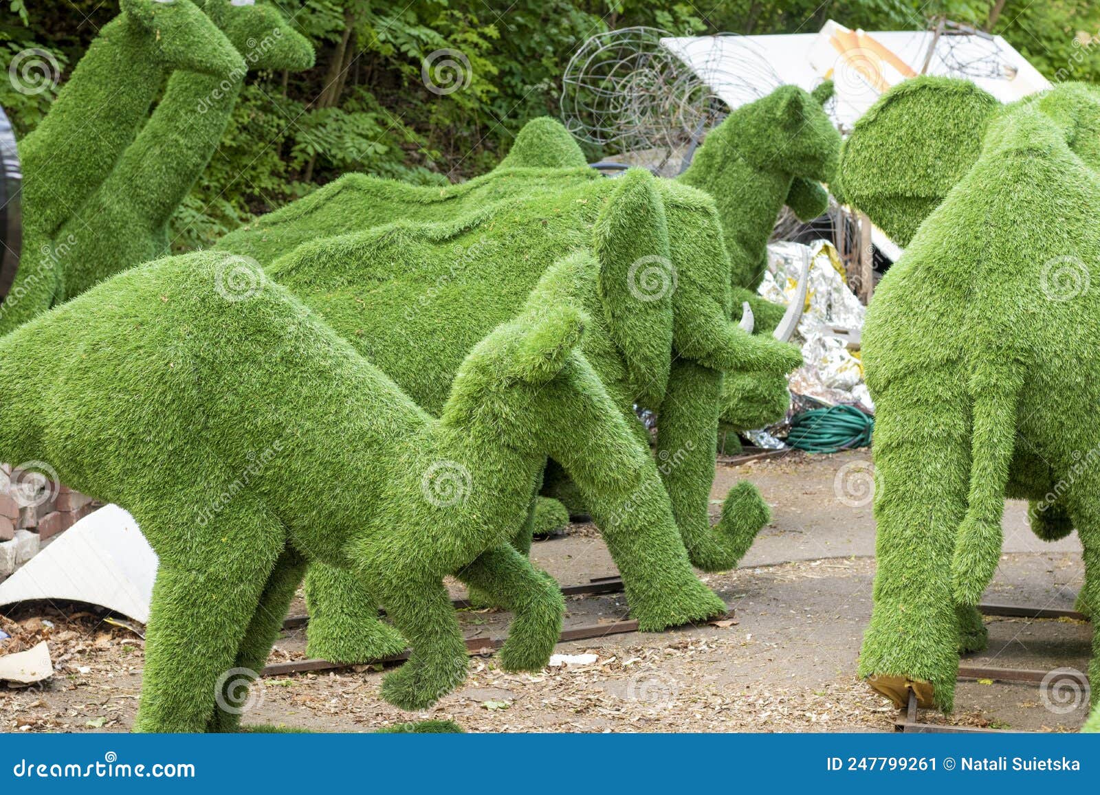 An application scenario or product detail of garden animal sculptures - Image 11