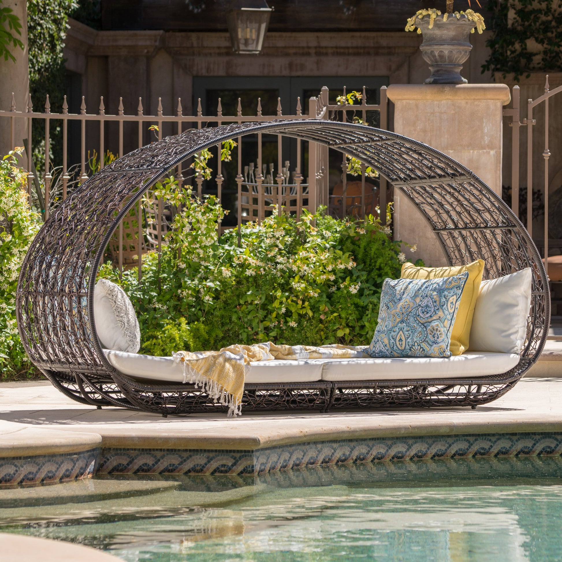 An application scenario or product detail of outdoor canopy daybed - Image 13