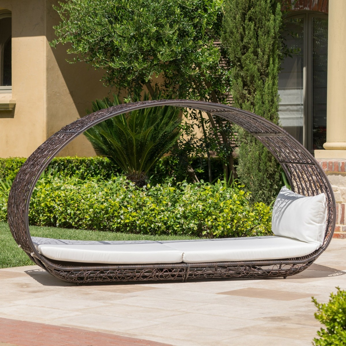An application scenario or product detail of outdoor daybed with canopy - Image 6