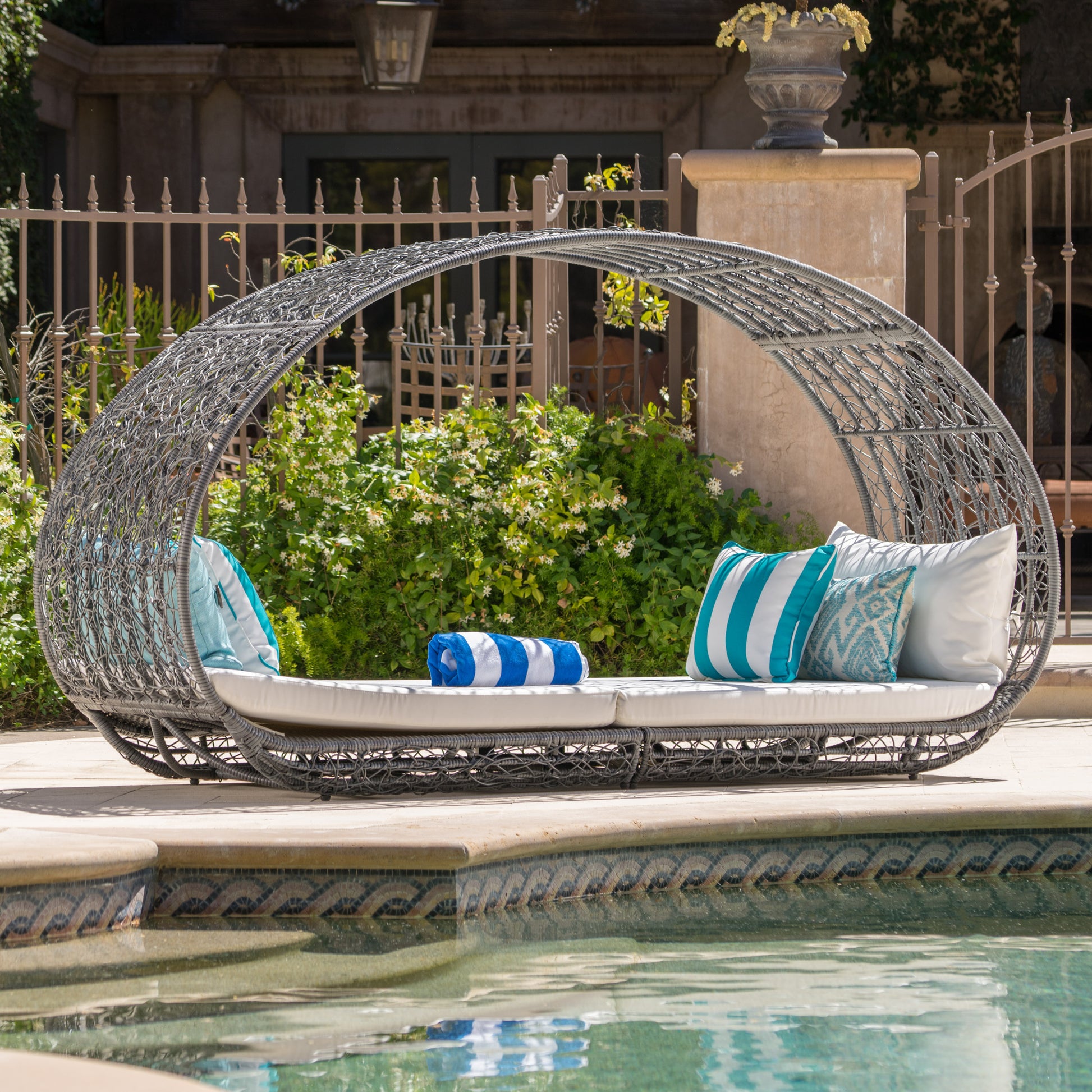 An application scenario or product detail of outdoor wicker daybed with canopy - Image 12