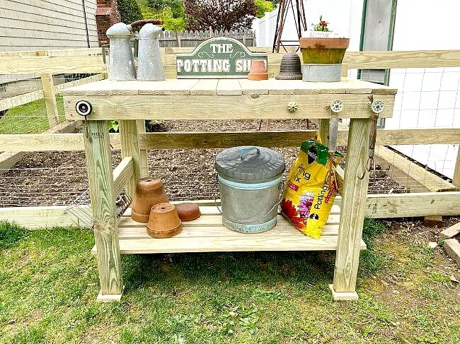 An application scenario or product detail of potting bench tables - Image 9